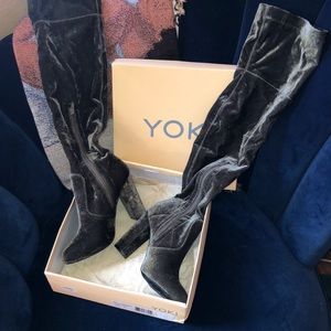 YOKI OVER THE KNEE VELVET BOOTS.